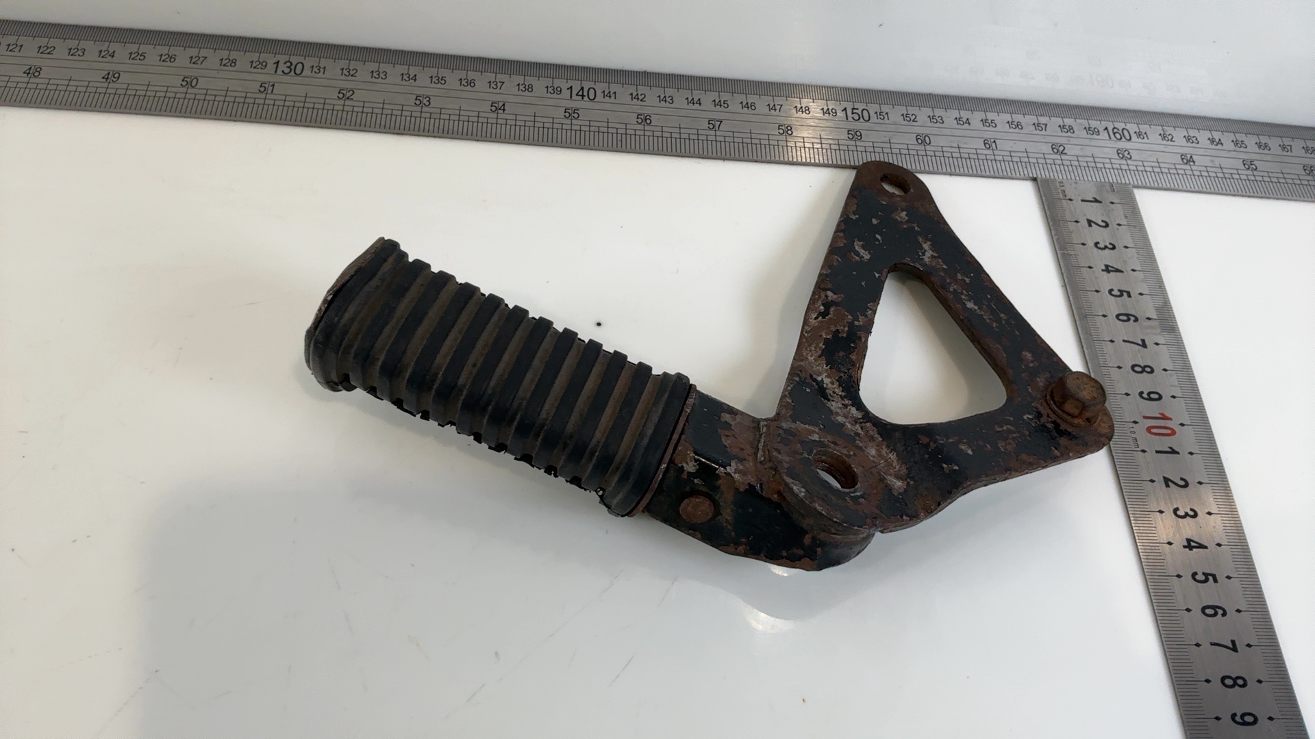 Yamaha XS650 650cc Rear Right Footrest Bracket 1974-1983 OEM 447-27440-01-00 - Image 4
