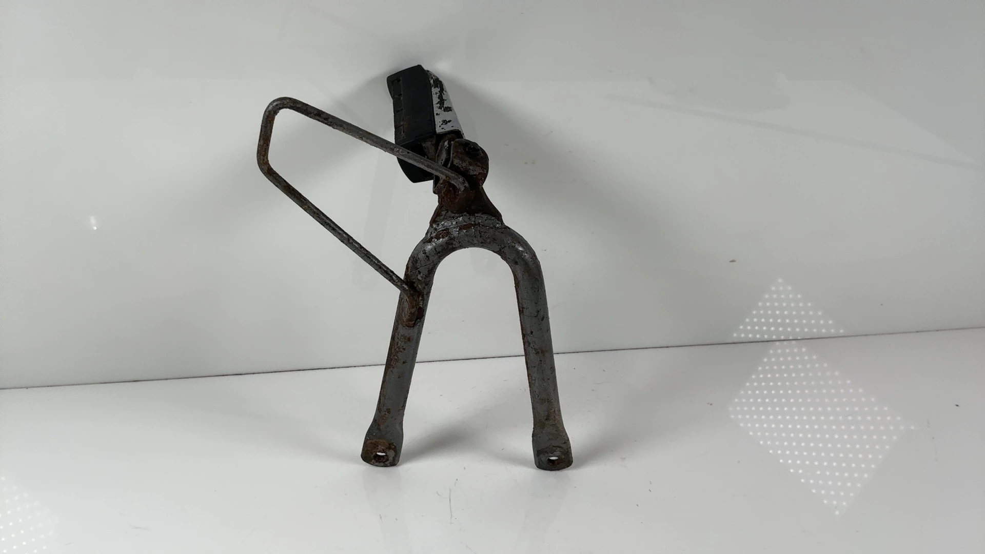 Yamaha XTZ660 3YF 660cc Right Rear Footrest Bracket 1994 1995 OEM 3YF-27442-00 - Image 2