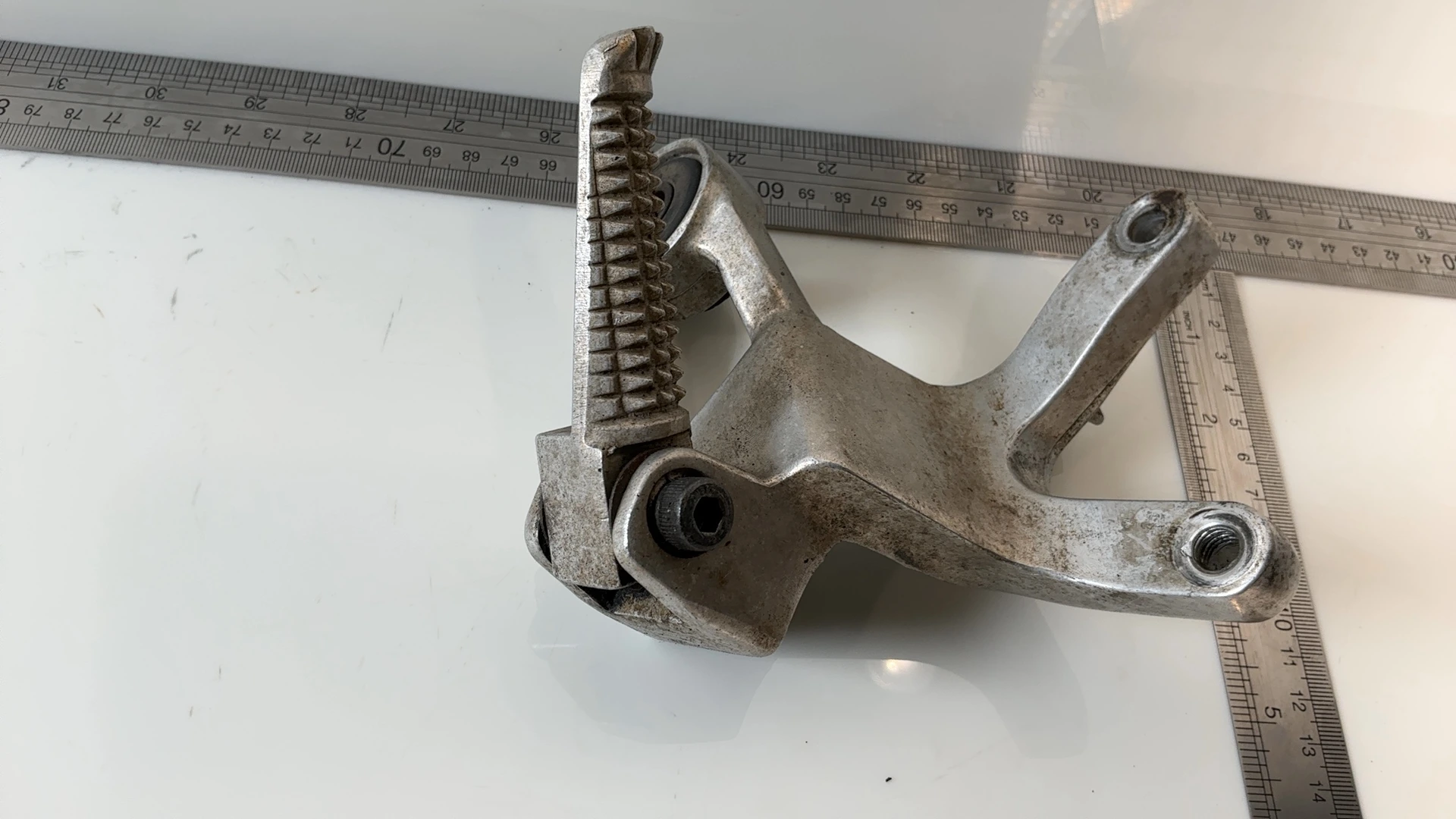 Yamaha YZF1000R YZF1000 1000cc Rear Right Footrest Hanger 1996-2003 4VD-27420-00 - Image 5