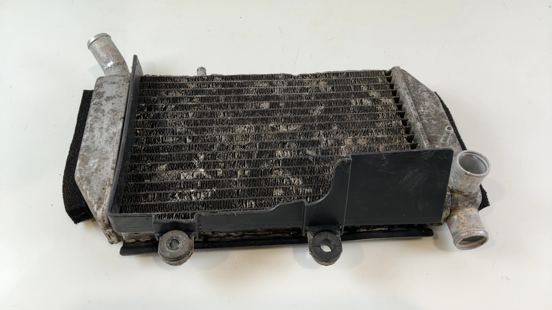 Honda Interceptor VFR800 RC46 800 CC Right Radiator 1998-2001 OEM 19060-MBG-000 - Image 4