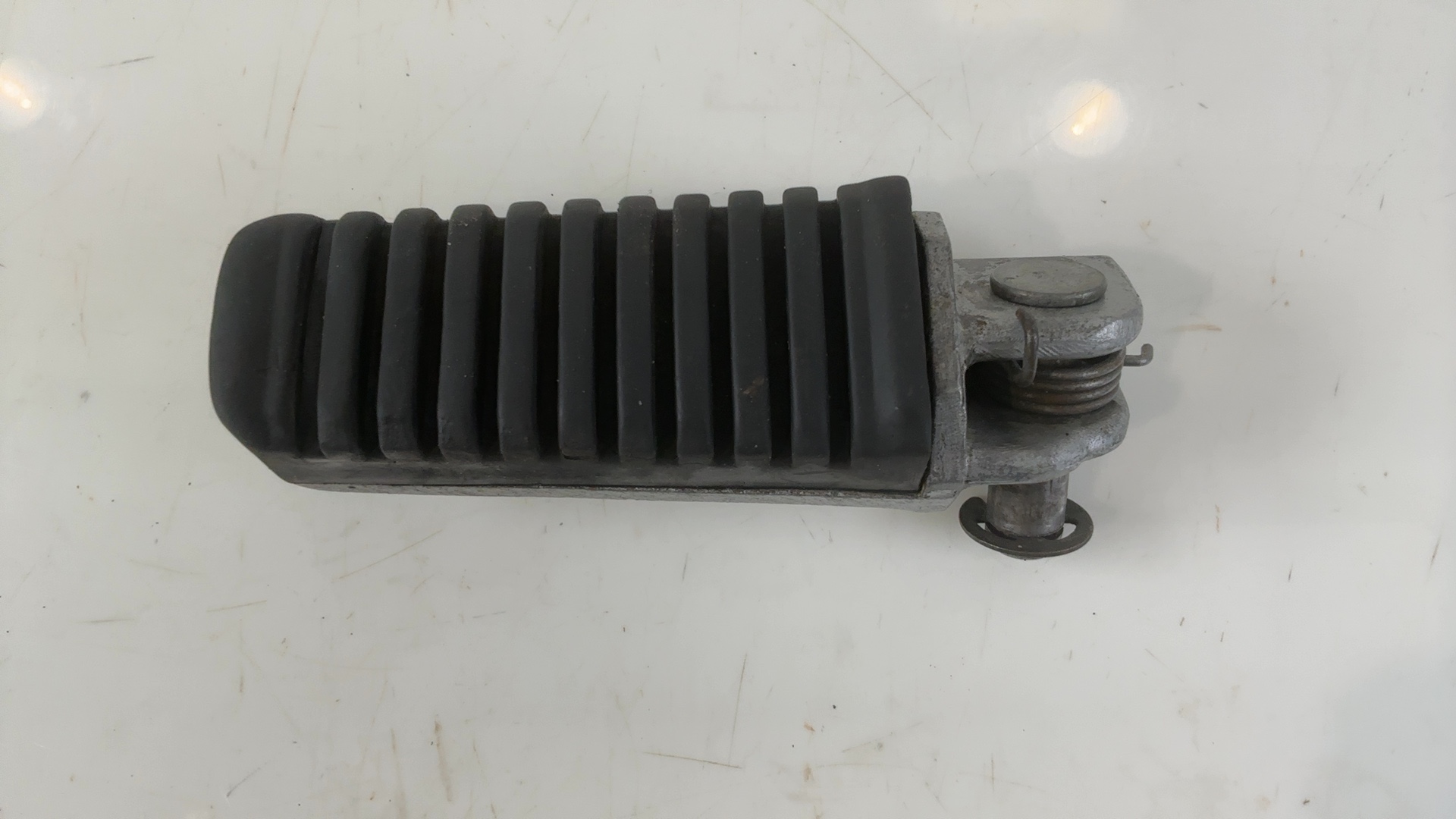 Kawasaki GPZ1000RX ZX1000A 1000cc Front Right Footrest Peg 1986-1988 34028-1120