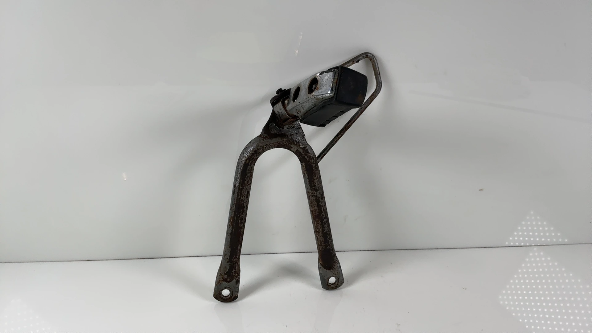 Yamaha XTZ660 3YF 660cc Right Rear Footrest Bracket 1994 1995 OEM 3YF-27442-00