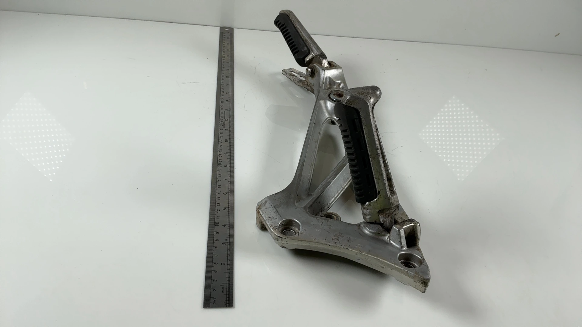 Suzuki GSX550 EF ES GN71D 550 Left Footrest Bracket Hanger 1983-87 43521-43400 - Image 4