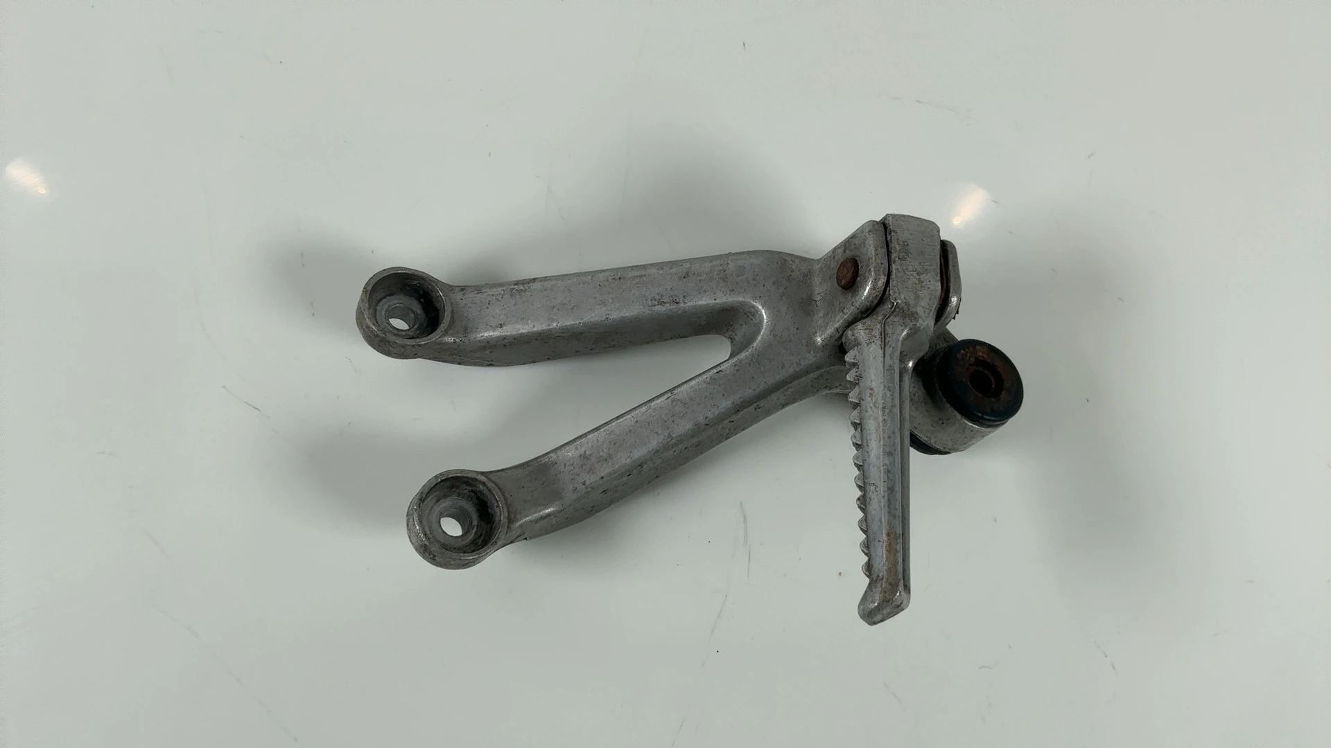 Honda CBR900RR SC28 900cc Right Rear Footrest Bracket 1993-95 OEM 50750-MW0-000 - Image 2