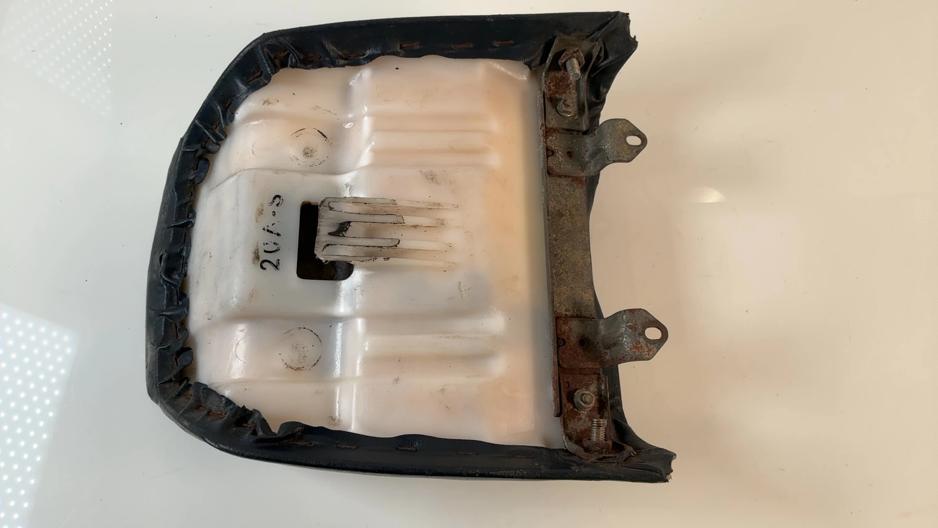 Suzuki RG500 RG400 500cc Passenger Seat 1985-1989 OEM 45300-20A00 Suzuki - Image 2