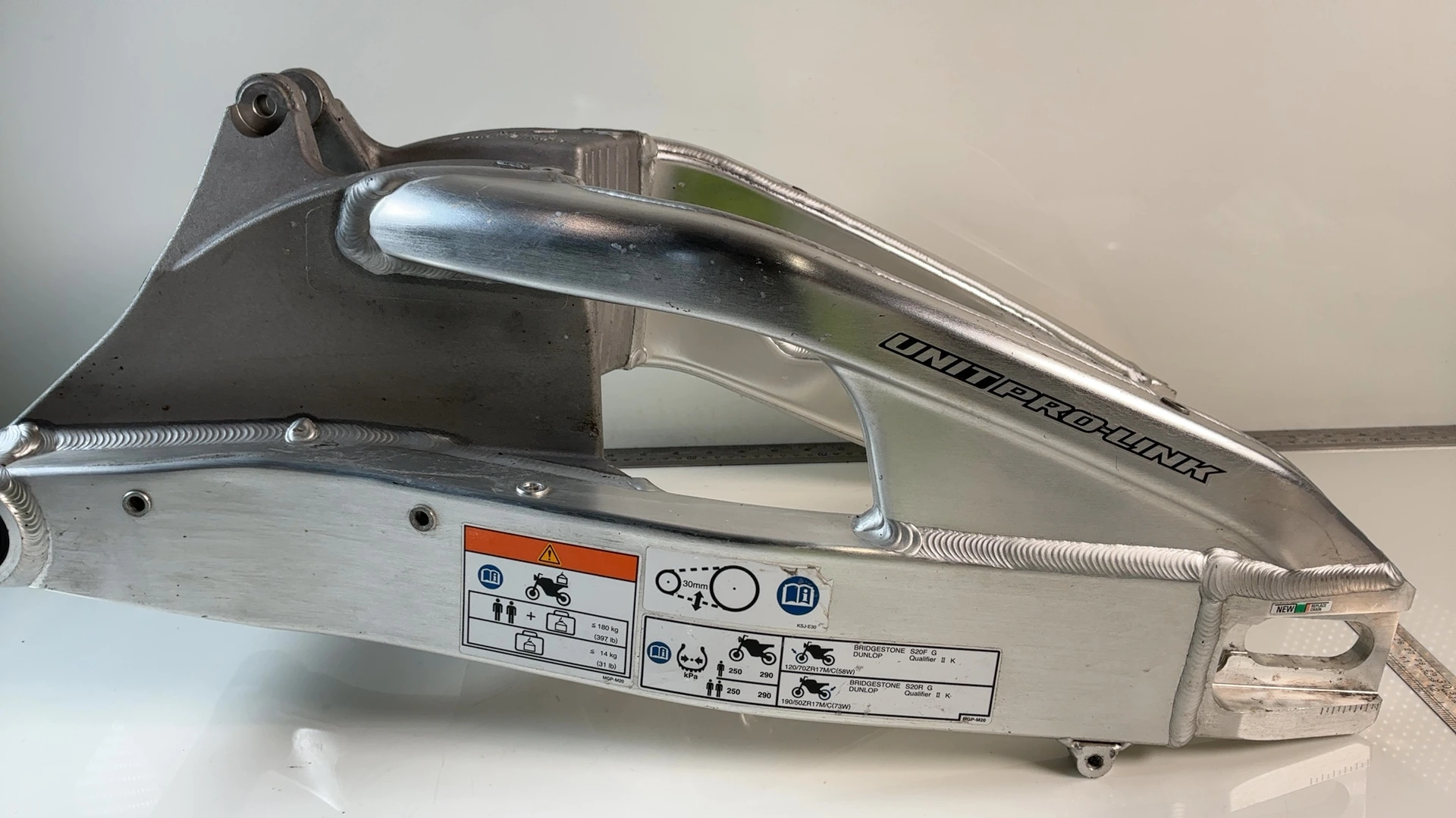Honda CBR1000RR SC59 1000cc Swingarm 2008-2011 OEM 52200-MFL-000 MFL E-3 - Image 3