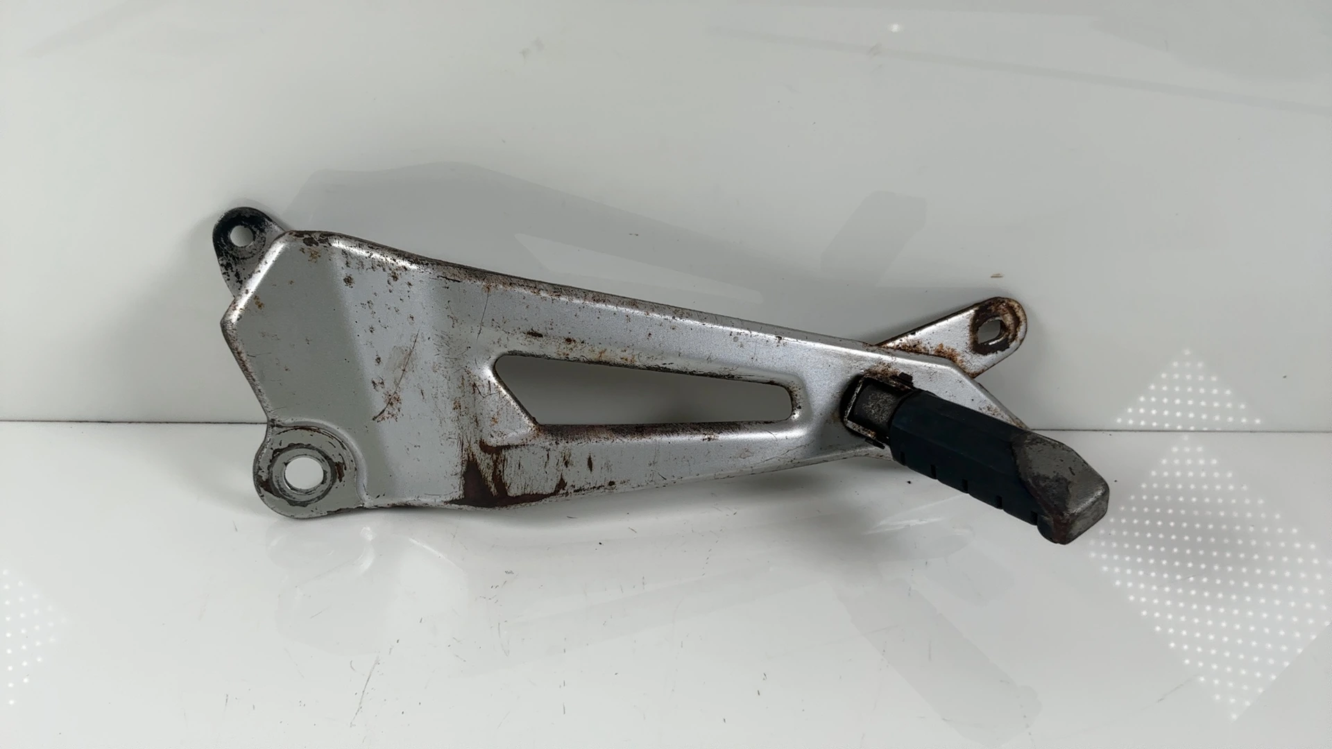 Yamaha YBR 125 51D 125cc Rear Right Footrest Bracket 2014-2017 OEM  51D-F7462-00 - Image 1