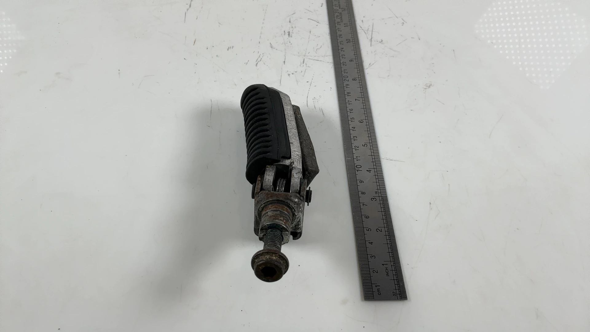 Suzuki Bandit GSF600 600cc Front Right Driver Foot Peg 1995-2004 OEM 43526-31E01 - Image 3