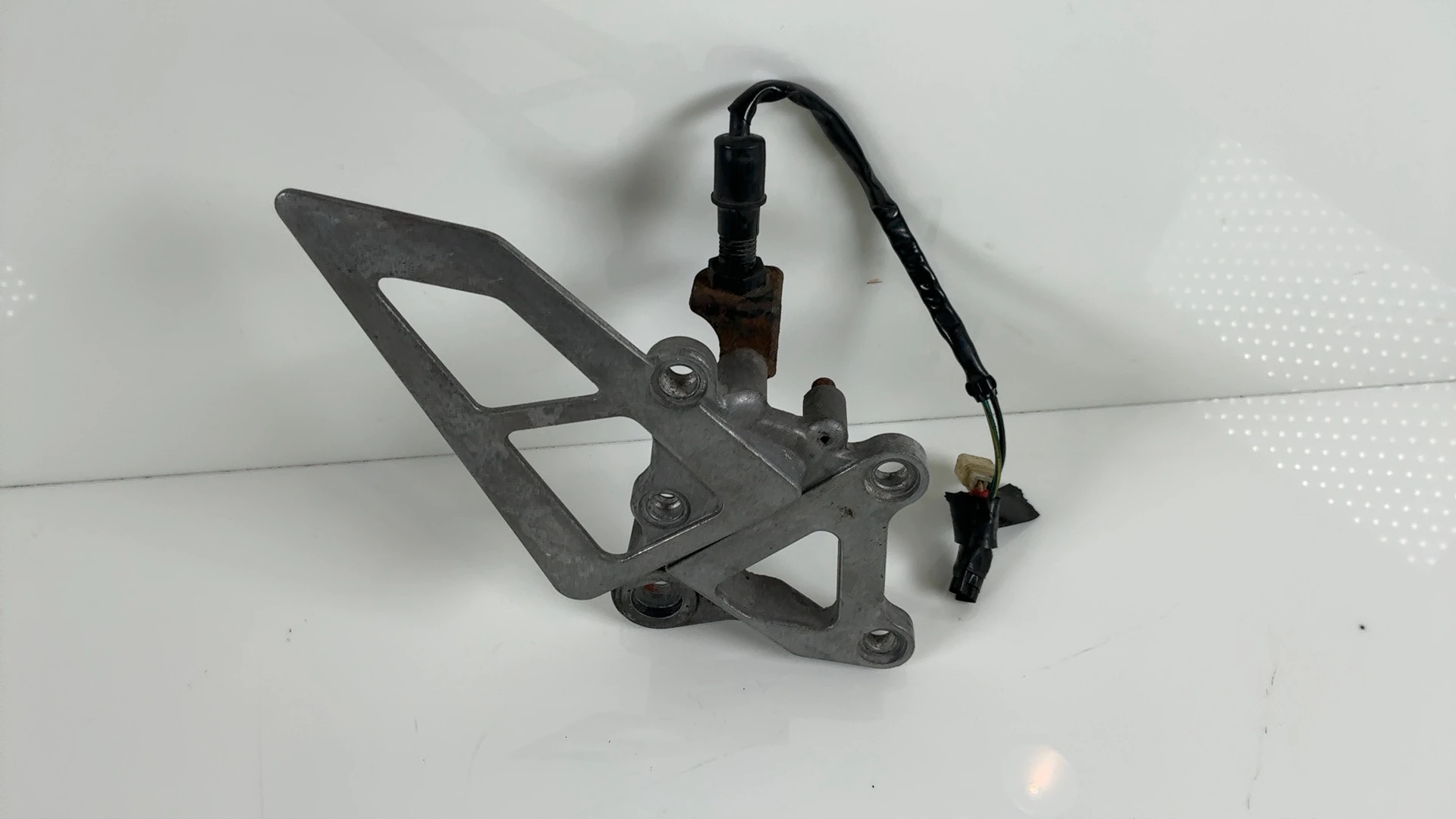 Kawasaki Ninja ZX-6R ZX600 600cc Front Right Footpeg Hanger 1995-1997 35011-1553 - Image 18