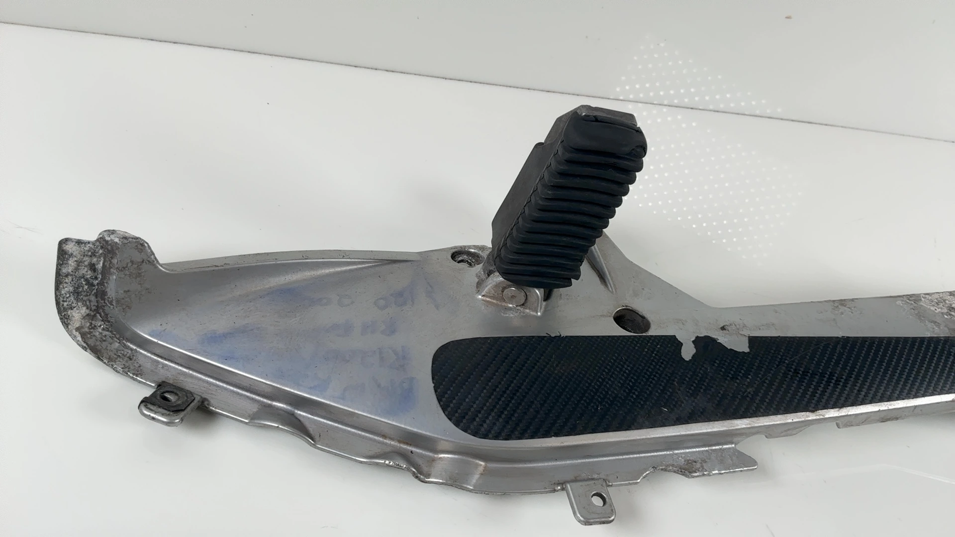 BMW R1200RT K26 1170cc Right Footrest Bracket Plate 2005-2014 OEM 46717675290 - Image 4
