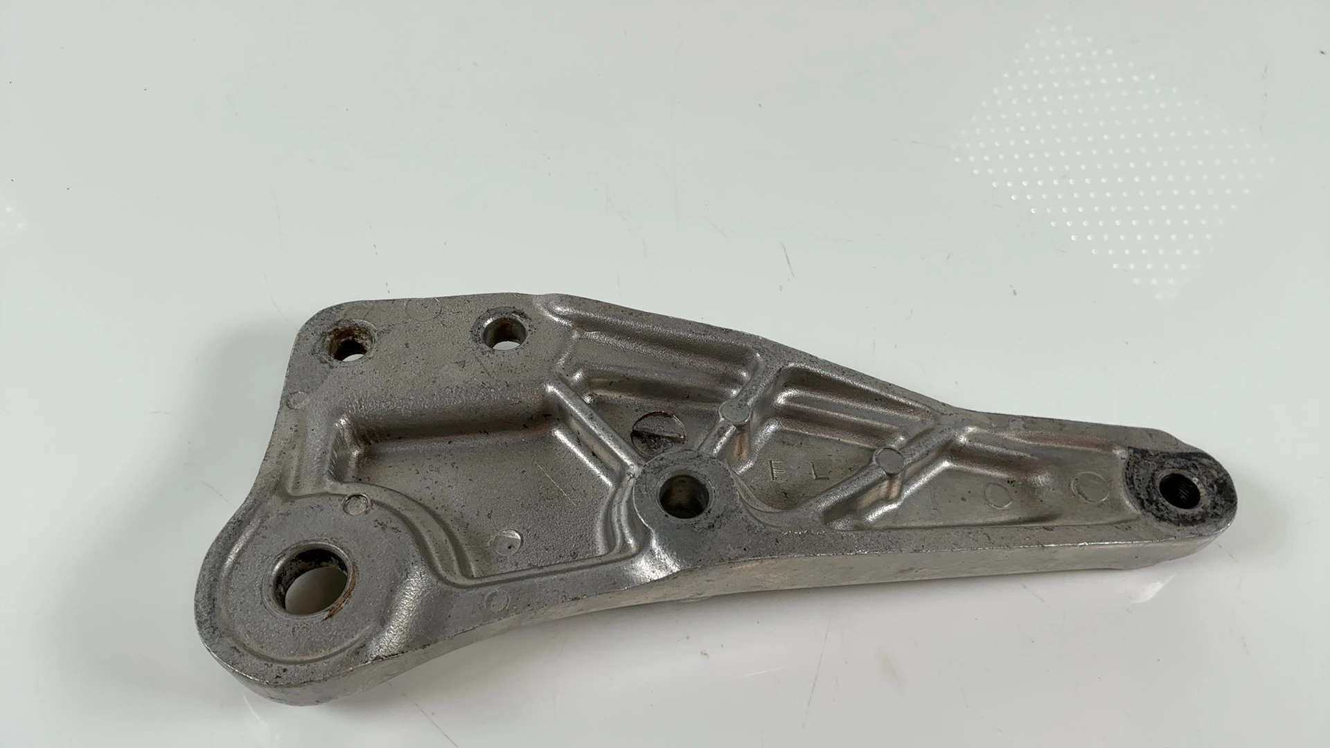 SUZUKI GSX750E GSX750 750CC LEFT FOOTREST BRACKET 1980 1981 OEM 43820-45400 - Image 2