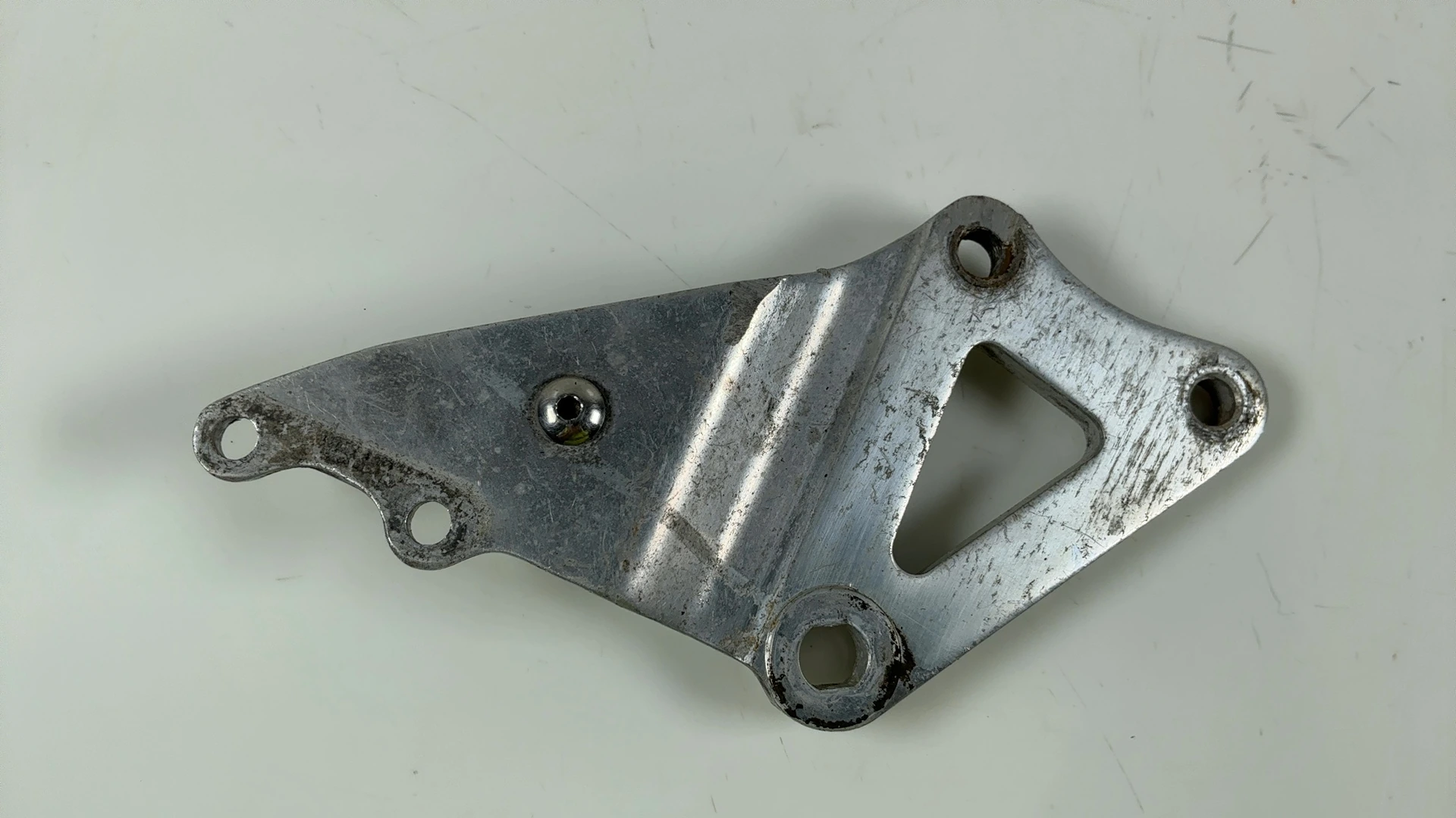 SUZUKI GSX-R 750 GR75A FRONT RIGHT FOOTREST HANGER BRACKET 1984-85 43511-27A00