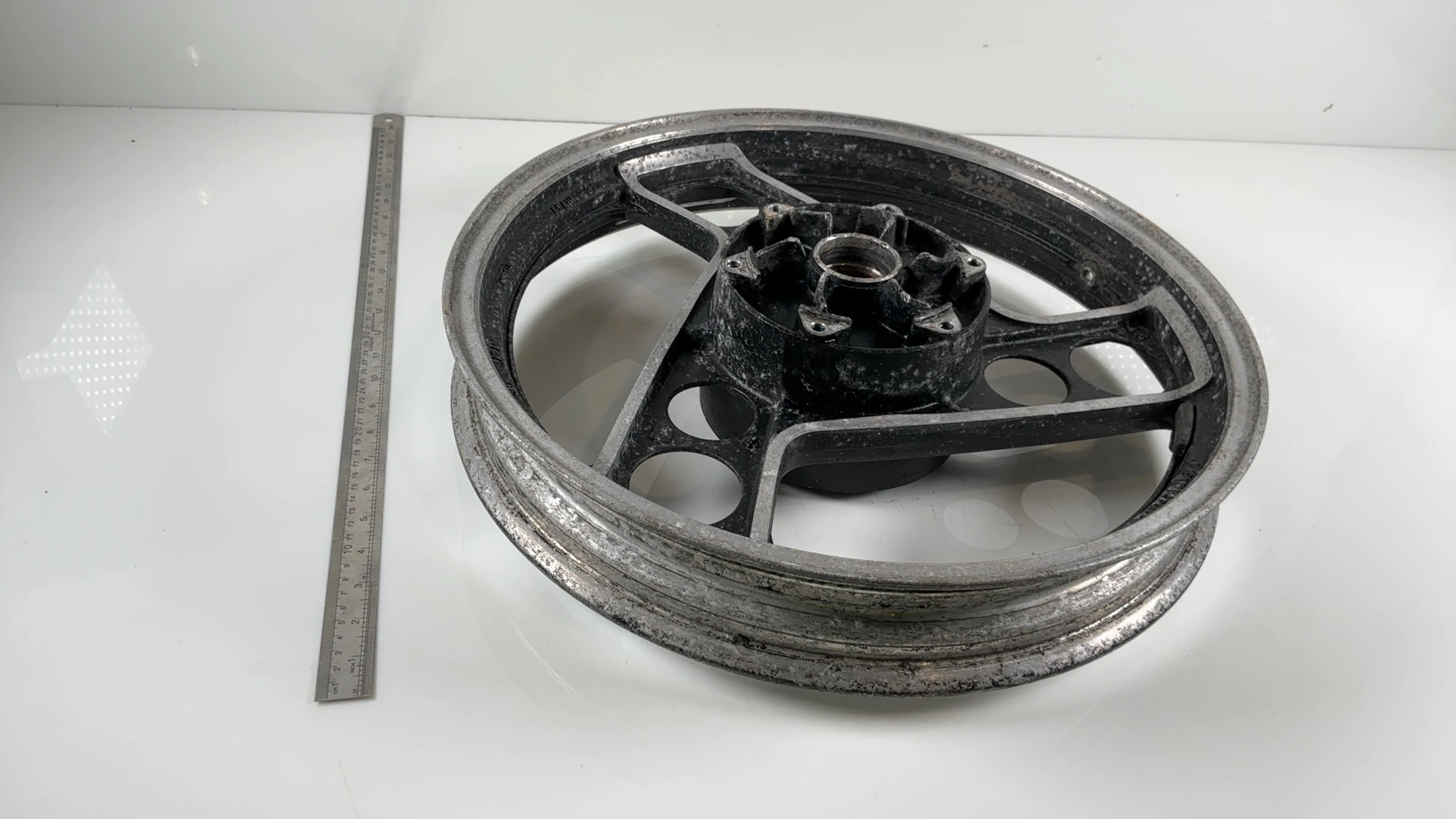 Yamaha FJ600 51J 600cc Rear Wheel Rim 1984-1985 OEM 33M-25338-00-98 - Image 4