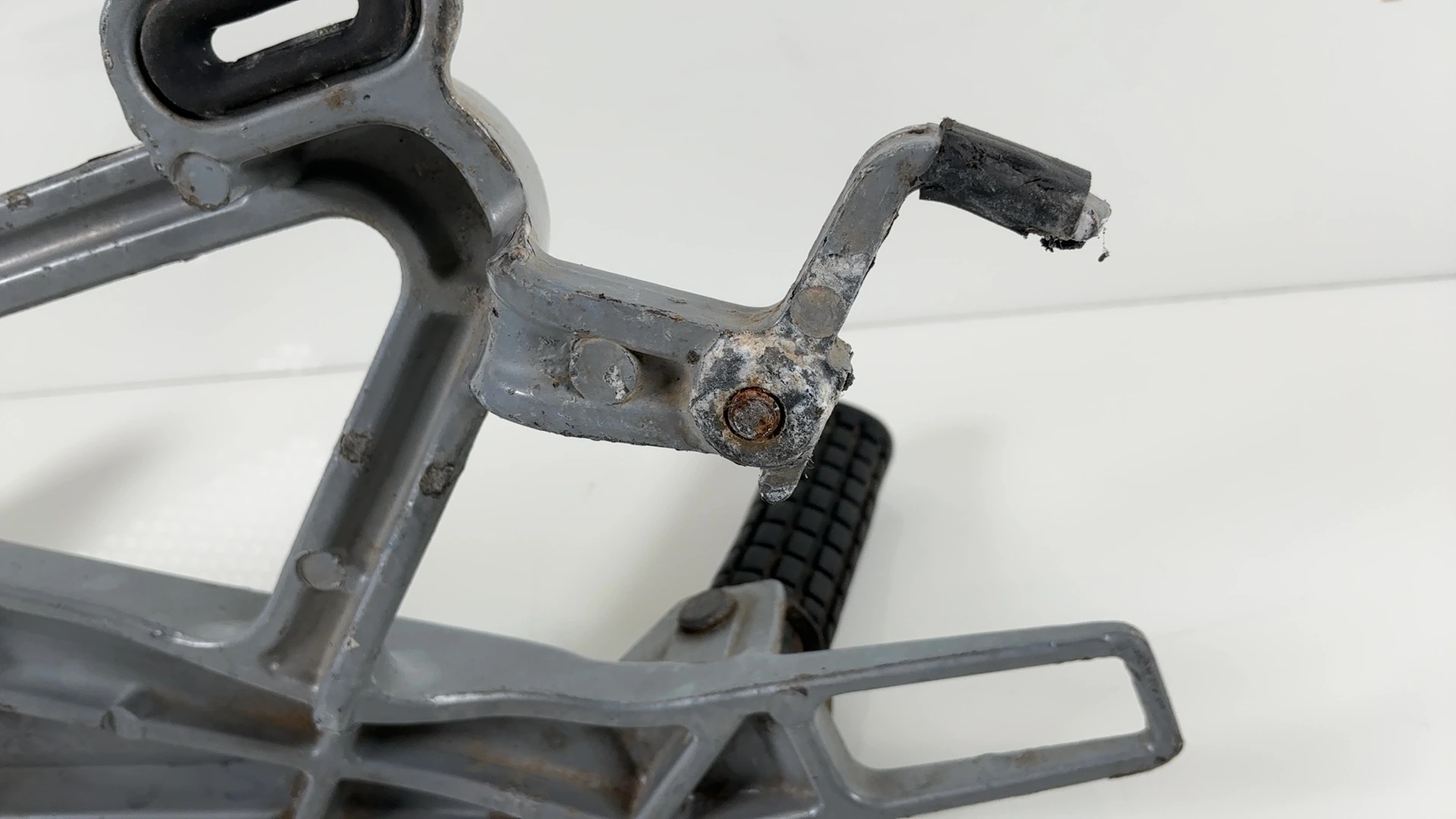 Honda SLR 650 RD09 650cc Right Footrest Bracket Hanger 1997-01 OEM 50625-MAK-000 - Image 6