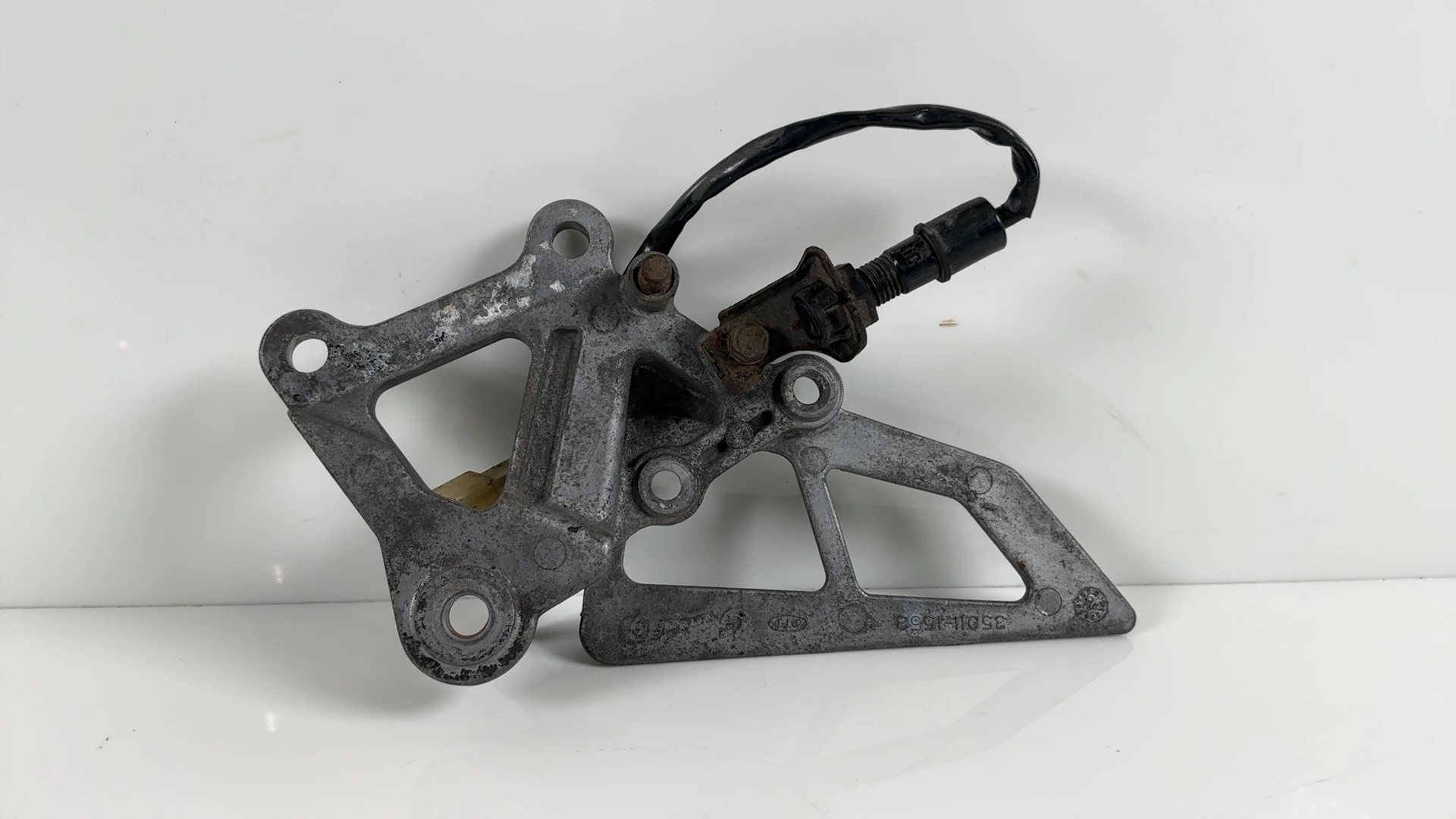 Kawasaki Ninja ZX-6R ZX600 600cc Front Right Footpeg Hanger 1995-1997 35011-1553 - Image 10