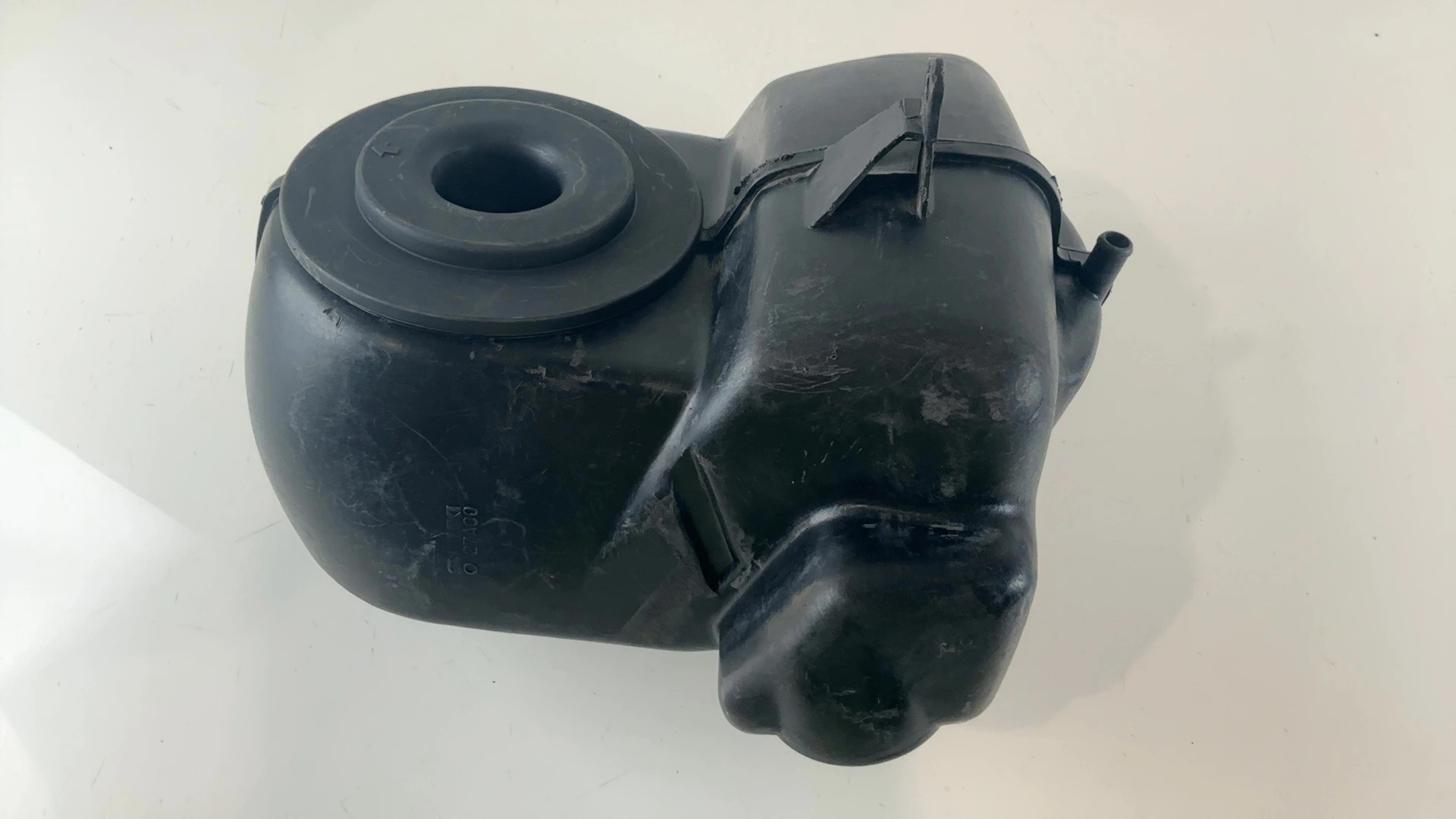 Suzuki GSXR 750 1100 GSX-R750 750cc Air Filter Box 1985-1987 OEM 13700-27A11 - Image 1