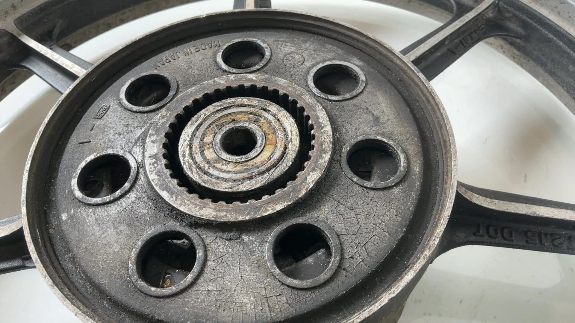 Kawasaki GT550 Z550G 550cc Rear Wheel Rim Mag 1982-1984 OEM 41073-1139-18 - Image 10
