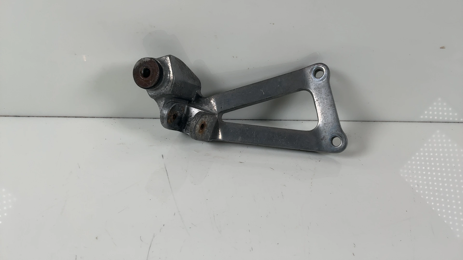 Kawasaki Ninja ZX7R ZX750P 750 Rear Right Foot Peg Bracket 1996-2003 35011-1555 - Image 1