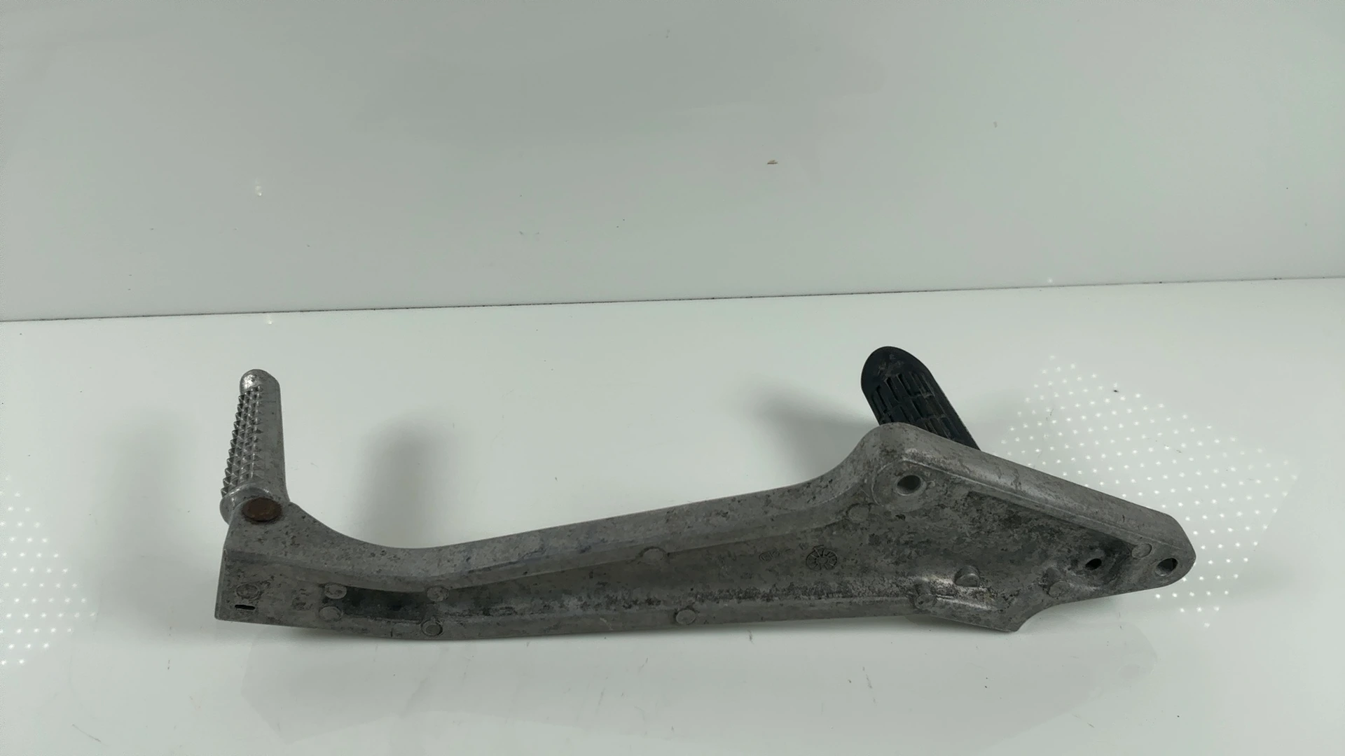 Honda CB400SF NC31 400cc Left Rear Footrest Bracket 1992-1997 OEM  50760-MY9-000 - Image 6