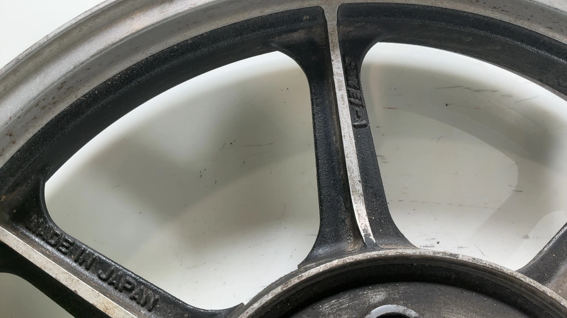 Kawasaki GT550 Z550G 550cc Rear Wheel Rim Mag 1982-1984 OEM 41073-1139-18 - Image 7