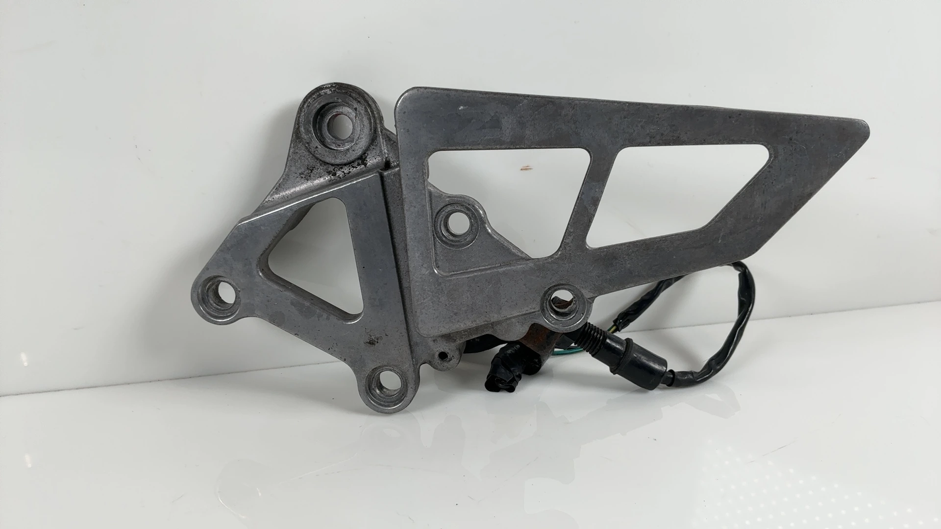 Kawasaki Ninja ZX-6R ZX600 600cc Front Right Footpeg Hanger 1995-1997 35011-1553 - Image 16