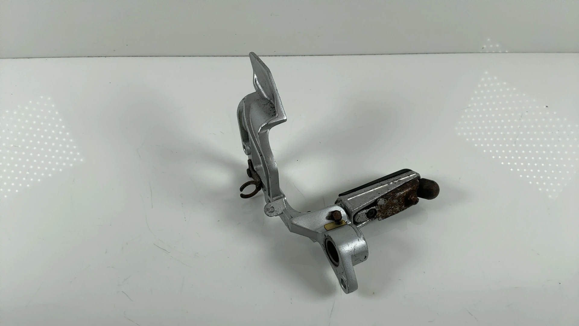 YAMAHA FJR1300 FJR 1300 Front Right Side Foot Rest Bracket 04-05 5JW-27443-00-00 - Image 1