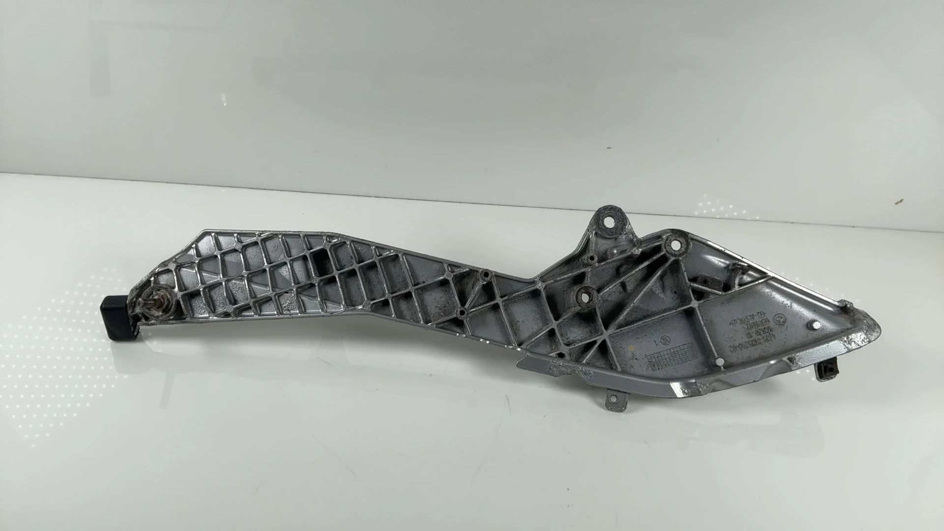 BMW R1200RT K26 1170cc Right Footrest Bracket Plate 2005-2014 OEM 46717675290 - Image 5