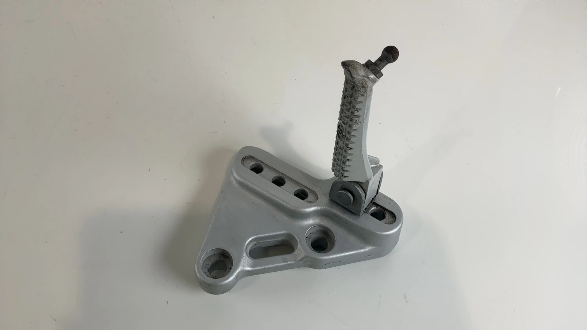 Gilera DNA 125 180 Front Left Footrest Peg Hanger Bracket 2000-2007 OEM 576939