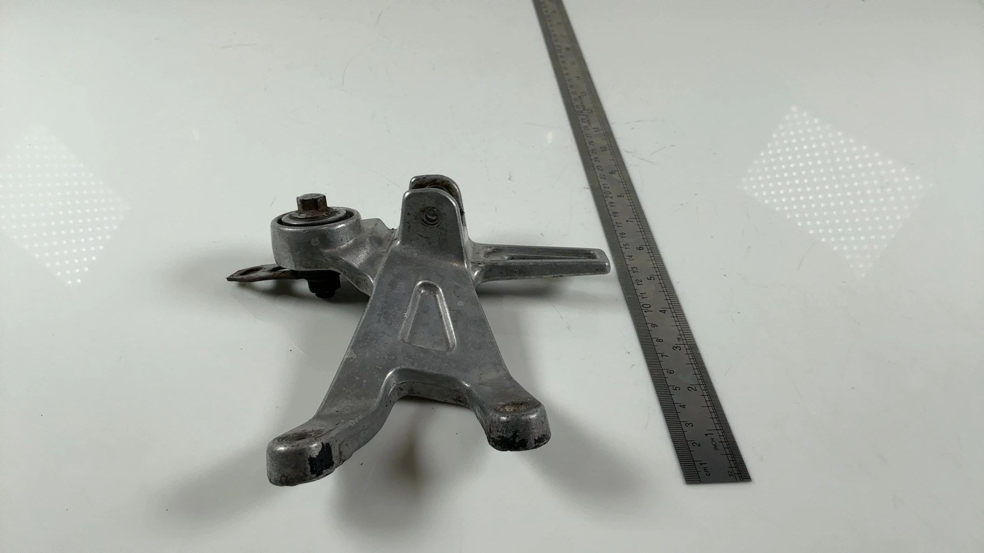 Yamaha FZR 1000 FZR1000 1000cc Right Rear Footrest Bracket 1987-88 2GH-2742L-00 - Image 3