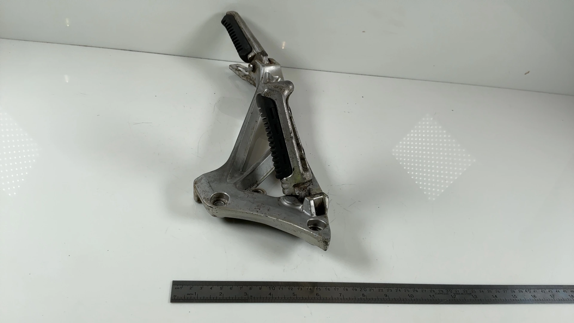 Suzuki GSX550 EF ES GN71D 550 Left Footrest Bracket Hanger 1983-87 43521-43400 - Image 5