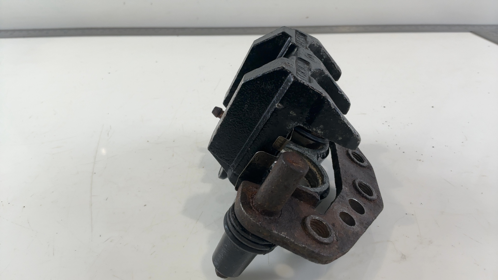 Suzuki GSX 1100 G GV74A 1100 Front Brake Caliper 1991-1994 OEM 59300-26D01 - Image 10