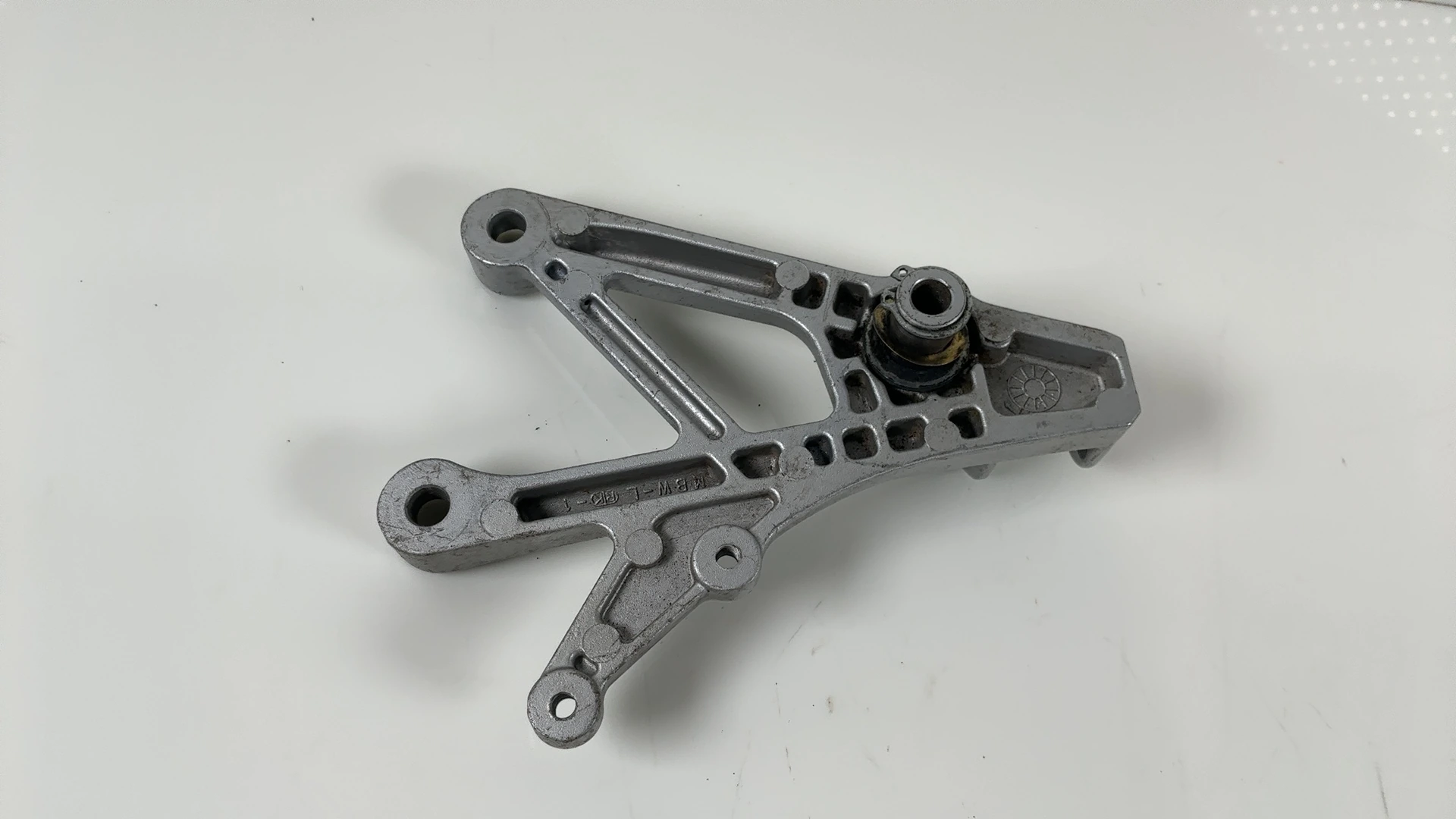 Honda CBR600F4 CBR600 Front Left Footrest Peg Bracket 1999-2000 50700-MBW-000ZA - Image 4