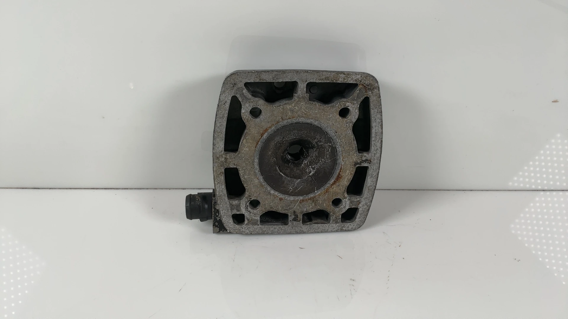 Yamaha DT125LC 10V 125cc Cylinder Head 1982-1985 OEM 10V-11111-00-00 - Image 2