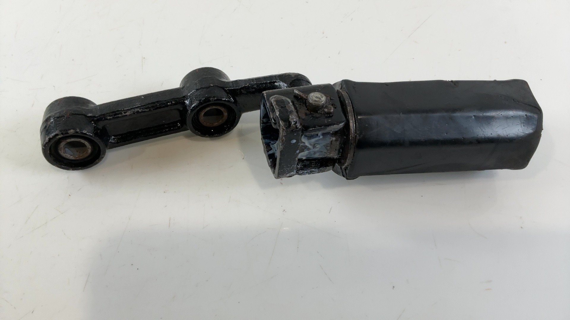 Kawasaki GT750 Z750GT KZ750P Front Right Footrest Bracket 1982-1990 34003-1099 - Image 2