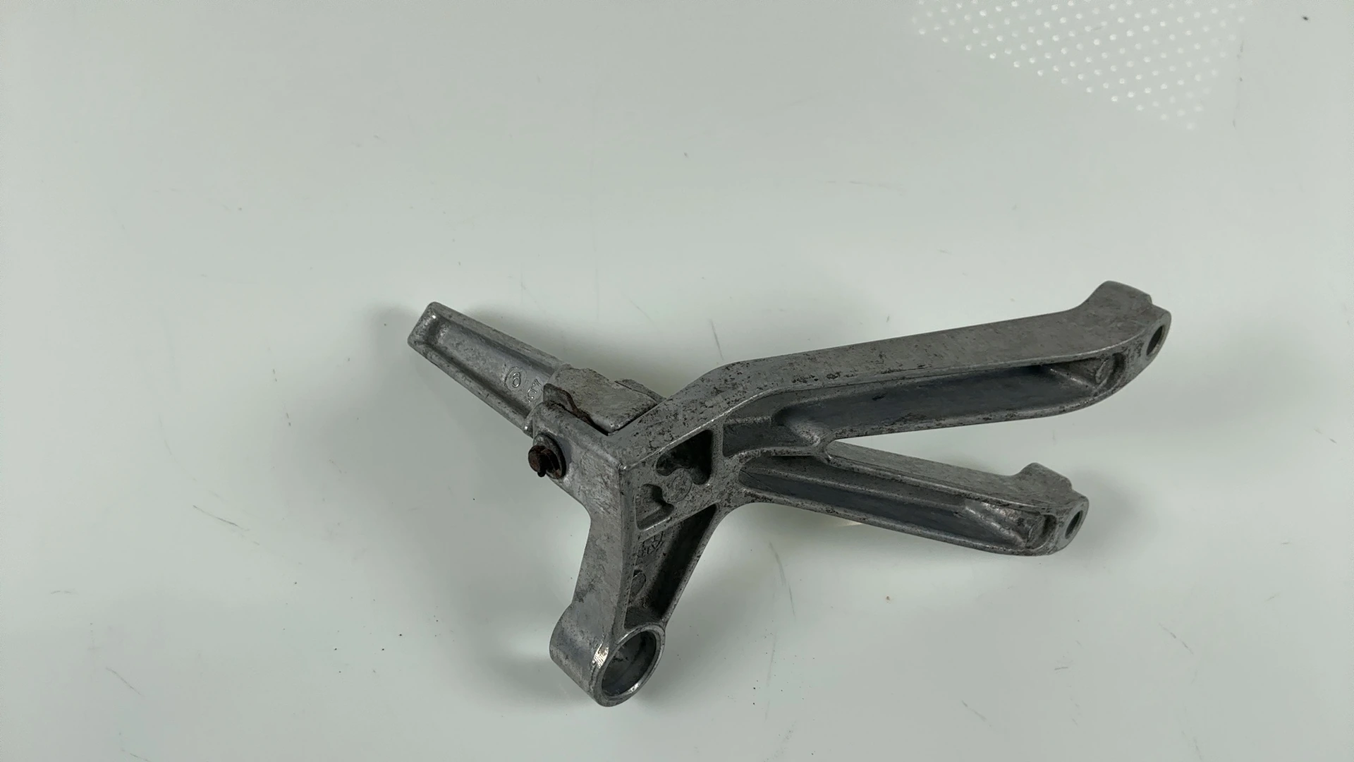 Honda CBR900RR CBR929RR 929cc Rear Right Footrest Hanger 2000-2001 50750-MCJ-000 - Image 4