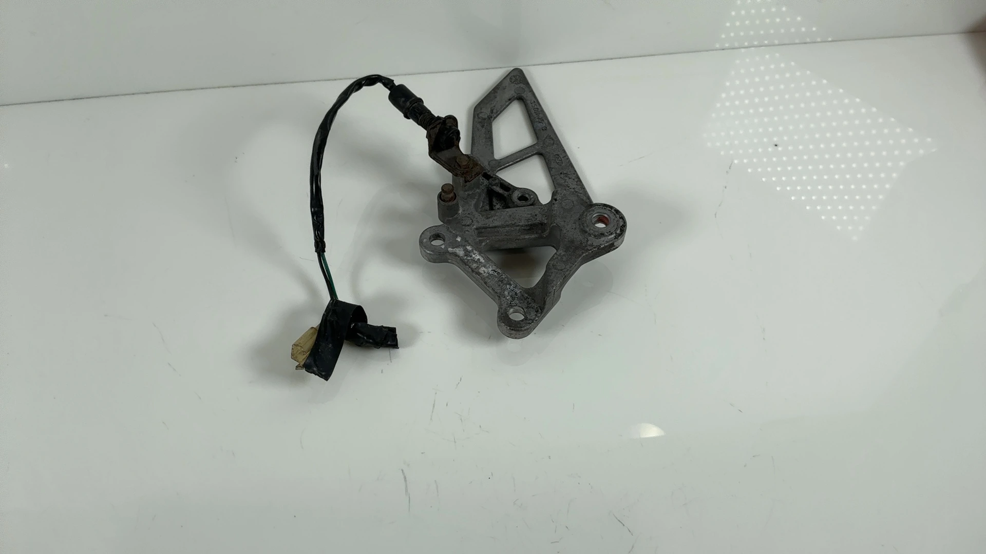 Kawasaki Ninja ZX-6R ZX600 600cc Front Right Footpeg Hanger 1995-1997 35011-1553 - Image 7