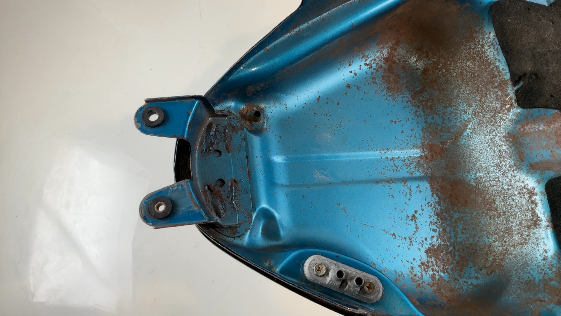 Suzuki RF600R GN76A 600 CC Fuel Tank 1993-1997 OEM 44100-21E01-3AX - Image 6