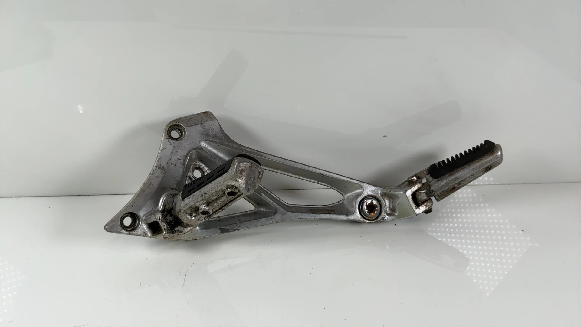 Suzuki GSX550 EF ES GN71D 550 Left Footrest Bracket Hanger 1983-87 43521-43400