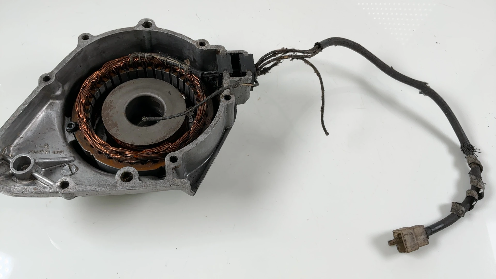 Kawasaki KZ750 Twin KZ750B 750CC Stator Generator Cover 1976-1979 OEM 14031-1044 - Image 2