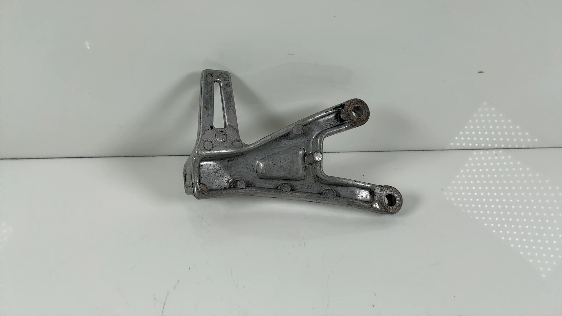 Yamaha FZ750 FZR750 750cc Left Footrest Bracket Hanger 1987-88 OEM  2KT-2741L-00 - Image 1