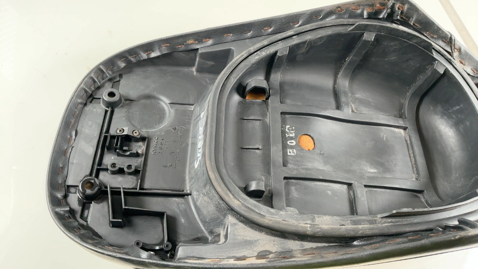 KYMCO Super 9 50cc Scooter Seat Unit 2005-2009 OEM 77201-KGB5-900 - Image 8