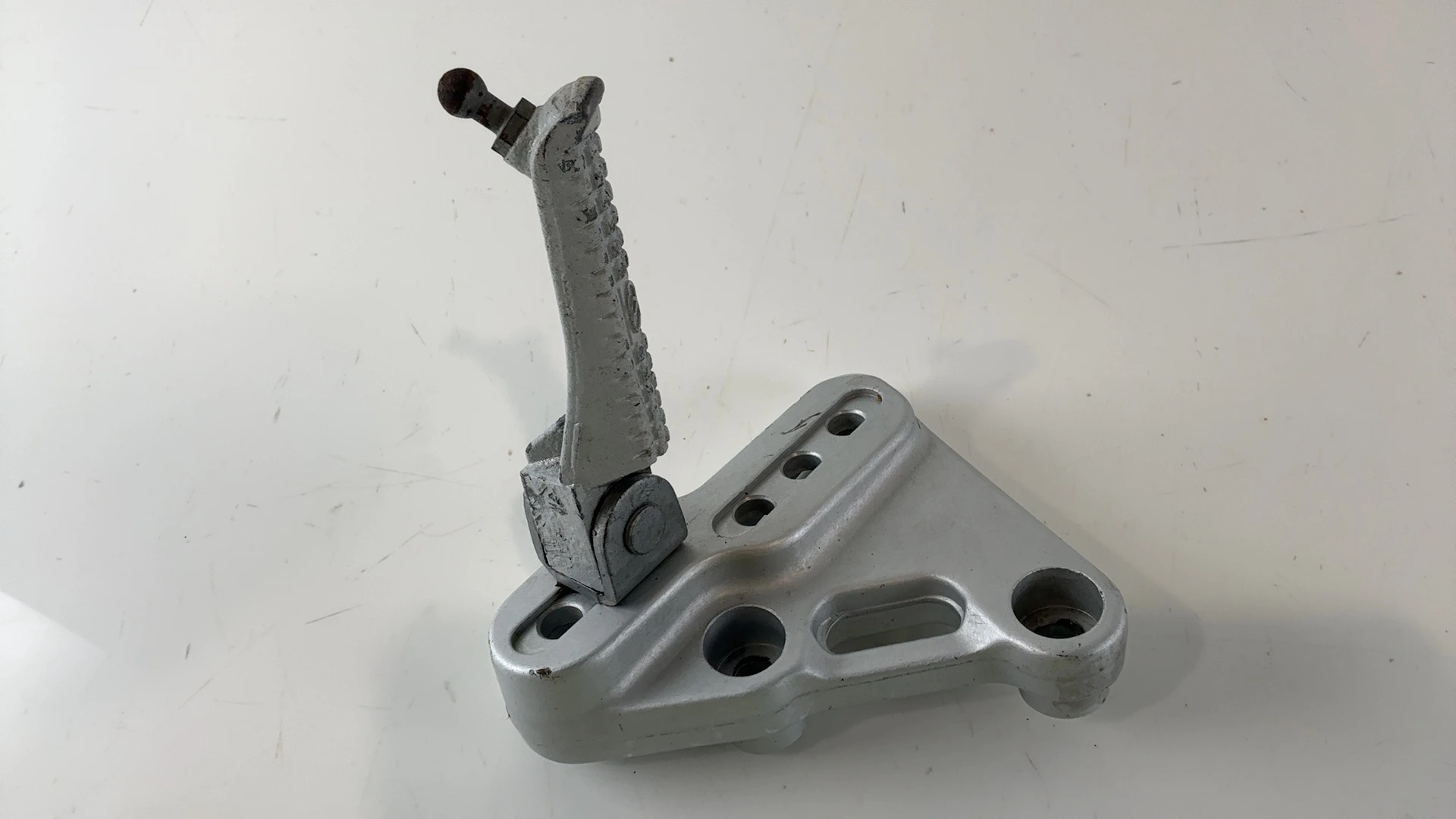 Gilera DNA 125 180 CC Front Rider Right Footrest Peg Hanger 2001-03 OEM CM012502