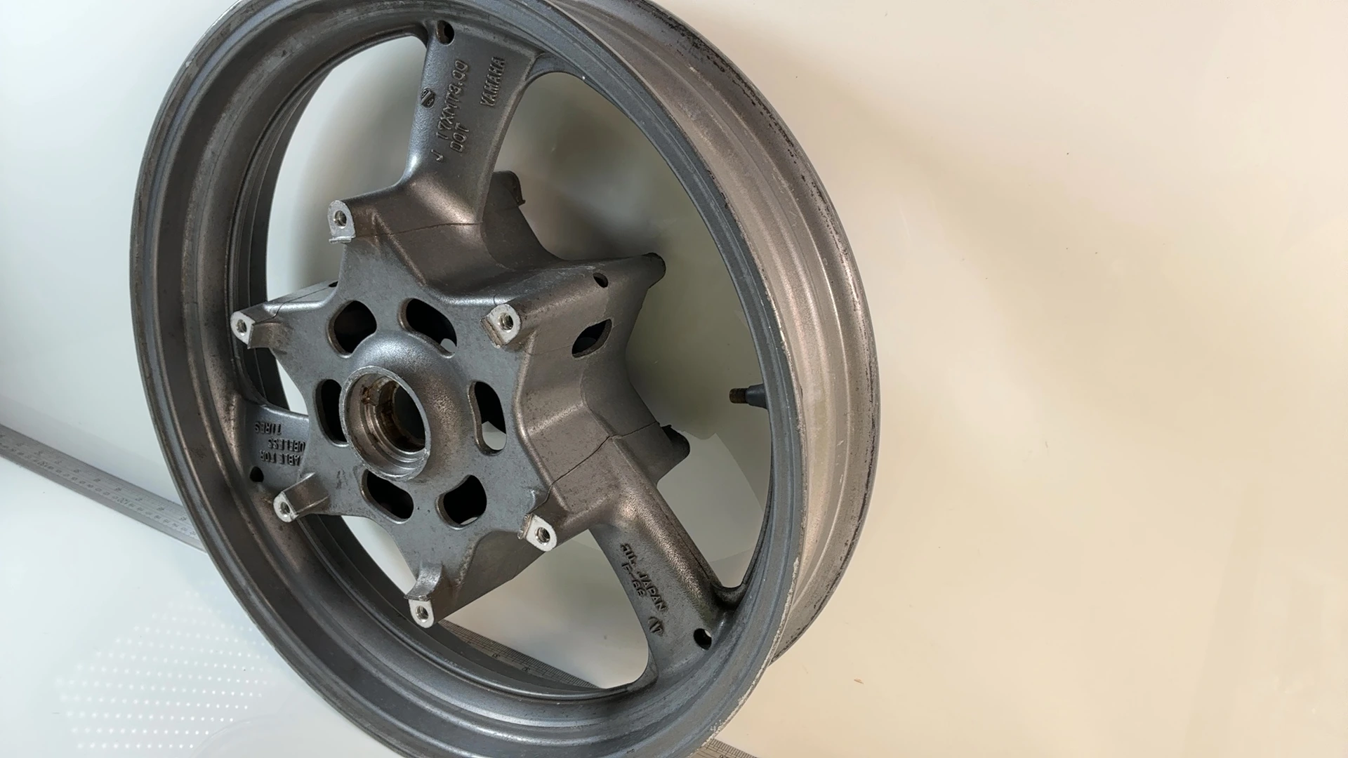Yamaha XJ 900 Diversion 4KM 900cc Front Wheel Rim 1994-2004 OEM 4KM-25168-00 - Image 5