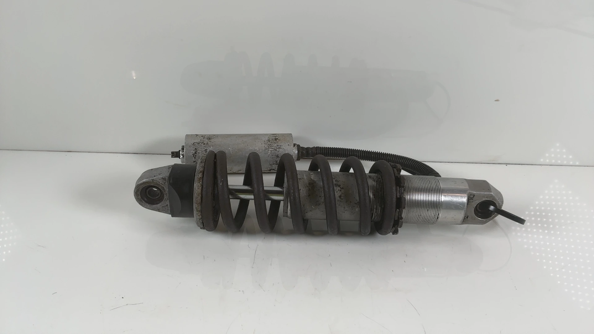Suzuki GSX-R1100 GU74 1100cc Rear Shock Absorber 1986-1988 OEM 62100-17A00 Showa - Image 2