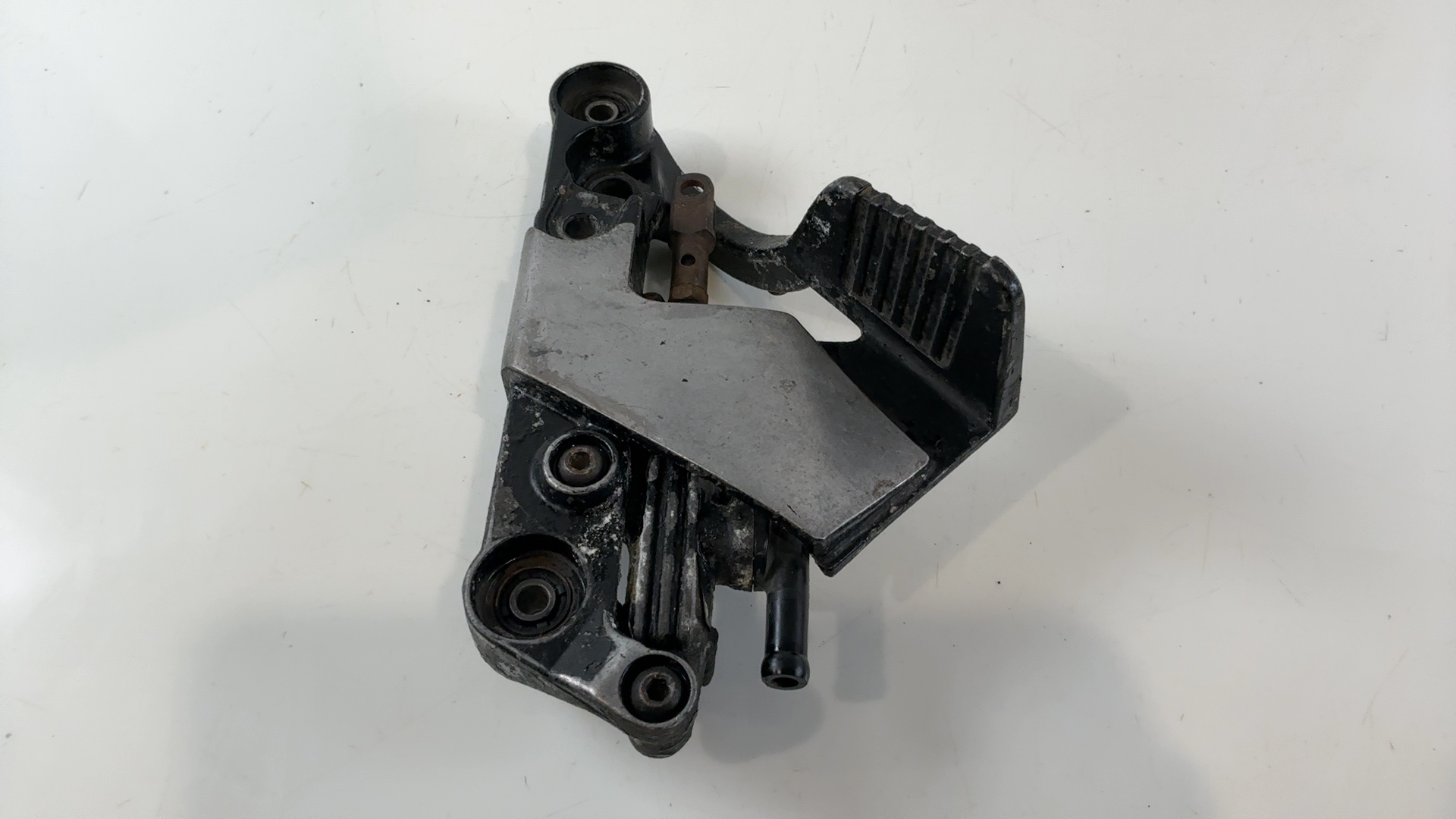 Yamaha FZ750 FZ 750 Front Right Footrest Bracket 1985 1986 OEM 1AE-27420-00-00 - Image 5
