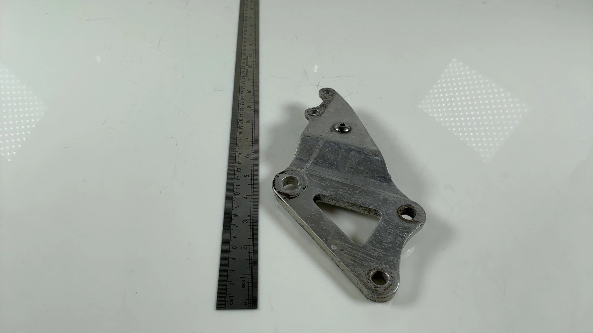 SUZUKI GSX-R 750 GR75A FRONT RIGHT FOOTREST HANGER BRACKET 1984-85 43511-27A00 - Image 4