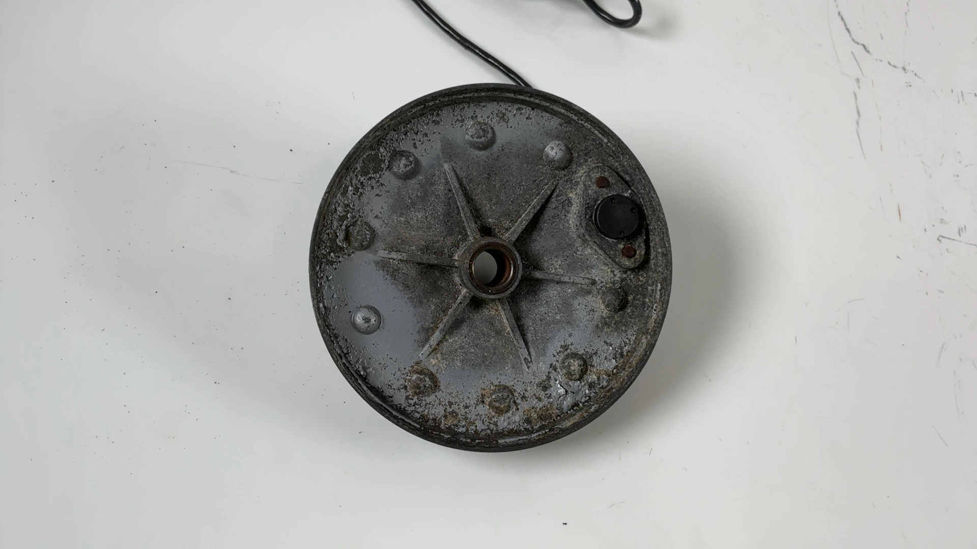 Peugeot Geopolis GEO125 125cc Speed Sensor Hub Cover Plate 2006-2012 OEM 760573 - Image 2