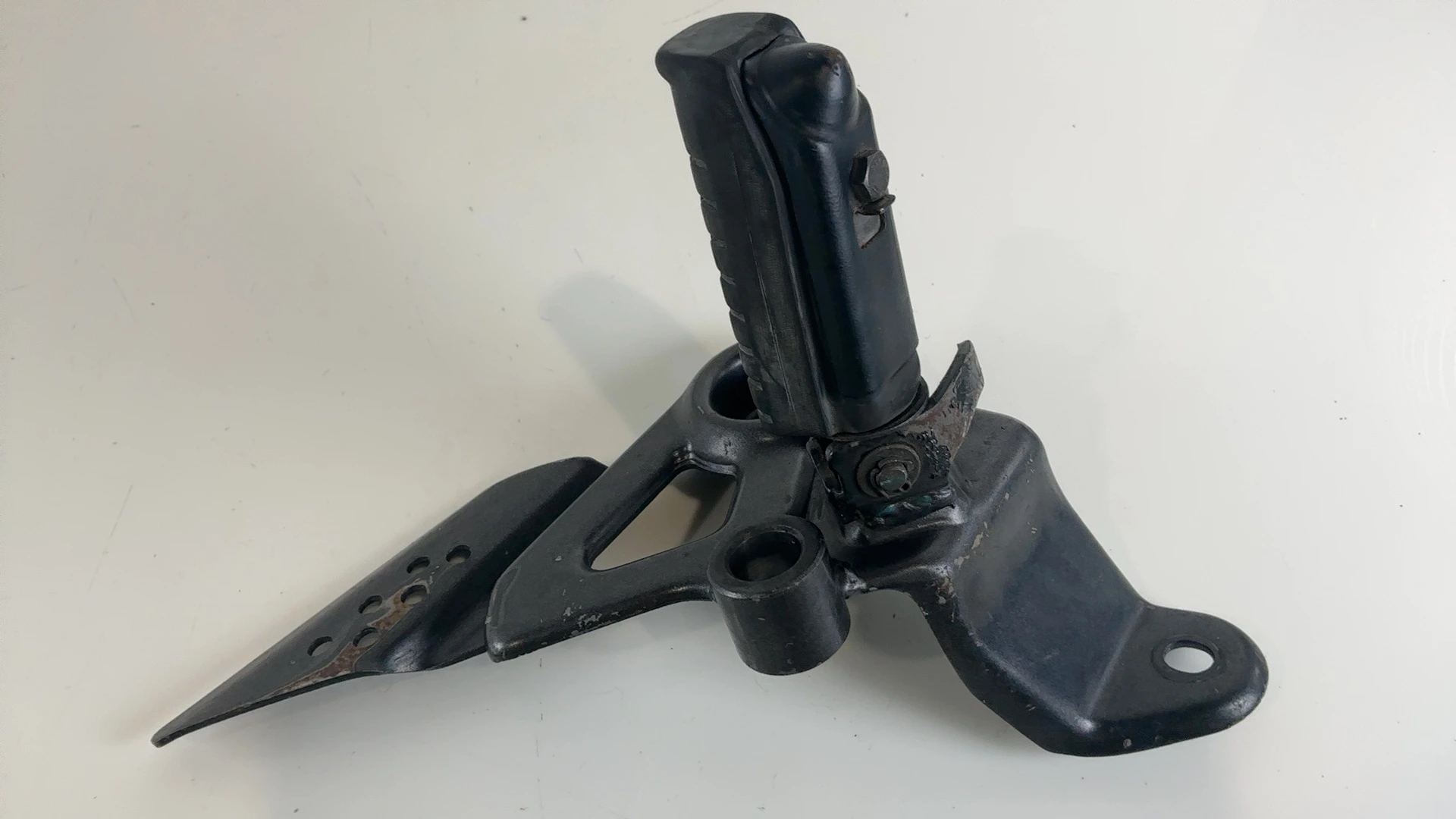 Honda CBF 125 JC40 125cc Front Right Footrest Peg Hanger 2009-2016 50611-KWF-900 - Image 1