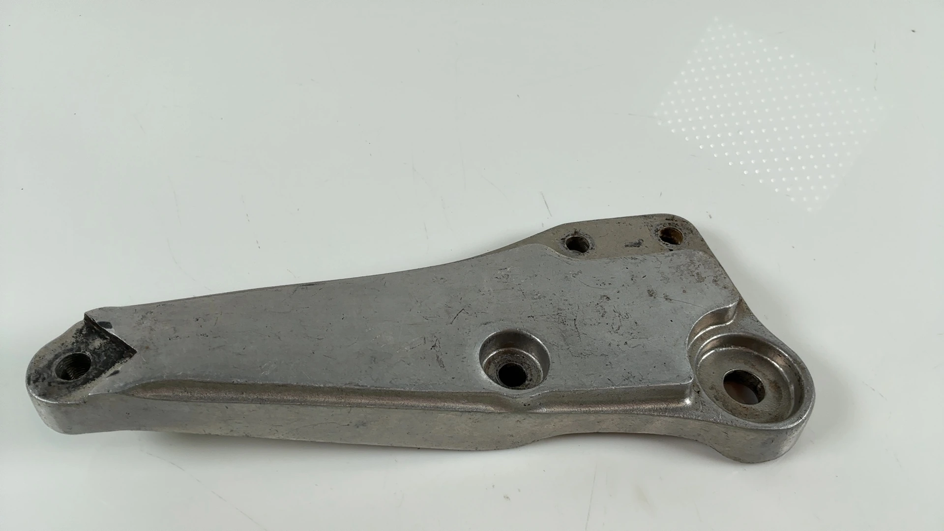 SUZUKI GSX750E GSX750 750CC LEFT FOOTREST BRACKET 1980 1981 OEM 43820-45400 - Image 1