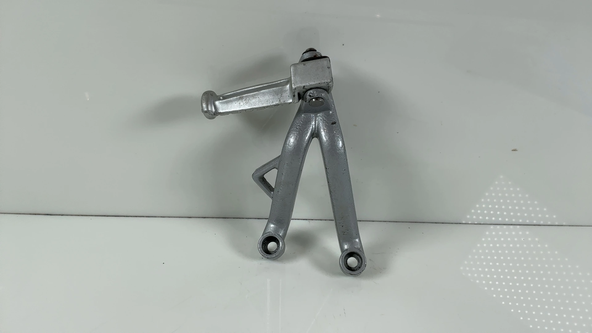 Triumph TT600 T2080492 600CC Rear Left Footrest Hanger 2000-2003 OEM  T2080512 - Image 1